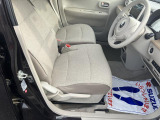 運転席はシートリフター付きです。