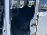 後席フロア部は段差が無いので足元の窮屈さを感じません。車内クリーニングと外装の磨きをしてあります。