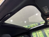 【ガラスルーフ】ガラスルーフ搭載で車内の解放感が一気にアップ!開放的なドライブをお楽しみいただけます。
