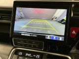リバースギアに入れるだけで後方の表示へ切り替わります。夜間や雨の日の駐車も楽になりますよ。