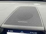 【harman kardon】ハーマンカードンのHi-Fiスペシャリストと共に、モデル別に開発・設計された専用チューニングが臨場感溢れる音響空間を実現しています。