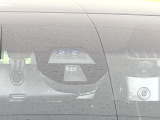 【ホンダセンシング】走行中に前方の車両等を認識し、衝突しそうな時は警報とブレーキで衝突回避と被害軽減をアシスト。より安全にドライブをお楽しみいただけます。