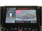 【パノラマモニター】に搭載した4つのカメラにより、車を真上から見ているような映像を表示。運転席から確認しにくい車両周囲の状況を把握できます。
