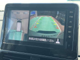 アラウンドモニター、上空から見下ろしているかのような映像をディスプレイに映し出し、スムースな駐車をサポートします。さらに、人や自転車など周囲に動くものがいる場合には、表示とブザーで注意を促します。