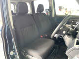 運転席まわりには十分なスペースがあり、大柄な方でもゆったり運転していただける環境です。