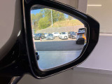 【ブライトスポットモニター】走行中にドアミラーで確認しにくい、隣の車線後方の死角エリアにいる車両をレーダーで検知して、ドアミラーのインジケーター点灯してドライバーに知らせてくれる安全支援システムです。