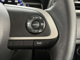 前方の車との車間を設定し、スピードを上げたり緩めたりを自動で行ってくれる追尾式の「レーダークルーズ」。上級装備の一つです!高級車にしかつかない嬉しい機能です。