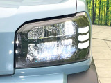 【LEDヘッドライト】悪天候や夜間走行時も良好な視界を確保し安心して運転できる高輝度LEDヘッドライトを装備!点灯速度が早く、消費電力も抑えられています。