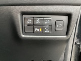 安全装置のスイッチは運転席パネル右下に集約されています。任意で切り替え可能なため状況に合わせてお使いください。