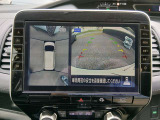 アラウンドビューモニター(全周囲カメラ)搭載!前席の液晶モニターに自車両を情報から撮影したような映像を表示♪車両周囲の状況を把握できるようにし、スムーズな駐車が可能になります!