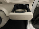前席のカップホルダーはワンプッシュ式オートオープンのものがついています。