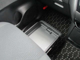 助手席シートアンダーボックス(車検証収納トレイ付)