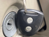 【キーレス】少し離れた場所からでもボタン一つでドアの開錠・施錠ができるのでとっても便利!ドアの鍵穴周りに傷をつけることもありません♪