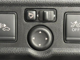 【電動格納ドアミラー】狭路の通行時や狭い場所に停車させるときに活躍する装備ですね。ボタン一つでドアミラーが格納されます。