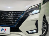 【LEDヘッドライト】悪天候や夜間走行時も良好な視界を確保し安心して運転できる高輝度LEDヘッドライトを装備!点灯速度が早く、消費電力も抑えられています。