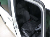 程よい硬さとホールド性が高いシートで長時間運転も快適です。