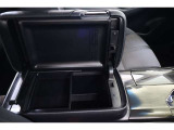 浅型のトレイを備えた使いやすいコンソールボックスです。姿勢を崩さず手の届きやすい場所にある収納はあると便利ですね。