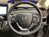 ハンドルにHondaセンシング系のクルーズコントロールやレーンキープアシストなどのスイッチと、オーディオの操作スイッチが装備されています。ハンドルから手を離さず安全に操作できます。