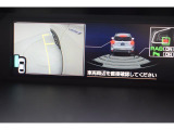様々な情報を映し出すマルチファンクションディスプレイ。シフトレバーをリバースにすると連動してサイドカメラ映像&バックセンサーに切り替わります。