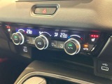 フルオートエアコンディショナーとなっております。運転席と助手席でそれぞれで温度設定ができますので、快適にドライブをすることができます。