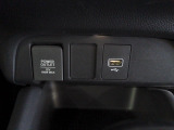 12V電源ソケットを設置しております。周辺機器の充電にご利用頂けます。便利な充電用USBジャックも付いています。