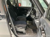 運転席、助手席です。座面も広くゆったりと座れてアームレストも付いているので重宝します。