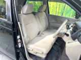 運転席シート廻りは使用感も少なく、良好な状態となっています。前オーナー様が丁寧に使っていたことがよくわかりますね。