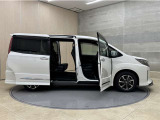 狭いスペースでも、隣の車を気にせず開閉出来るスライドドア。どんな場所でもドアを十分に大きく開くことが出来るので乗り降りや荷物を載せるのに便利です。
