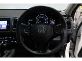 運転中もハンドルでの操作が可能です。特に高速道路等の目が離せない運転時には、便利さだけでなく、安全性も兼ね備えております。