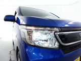 【HIDヘッドランプ】・・・太陽光に近い色と大光量で夜間の視野を確保。 対向車・先行車へ眩惑光防止に配慮し、常に照射軸を一定に保つオートレべリング機能を装備しています。