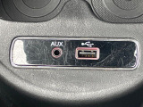 ●USB・AUX接続:お手持ちのミュージックプレーヤーを接続し、車内でお気に入りの音楽を気軽に楽しむことができます♪