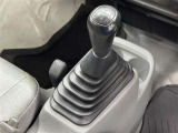 5速マニュアルシフト車です。