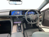 運転席周りのレイアウトをご覧ください。ナビゲーションが綺麗に装着されすっきり収まってますね!