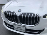 左右のキドニー・グリルの中心にはBMWのエンブレムが鎮座し、個性を放つデザイン性を兼ね備えました。