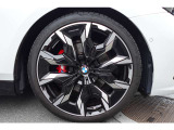 【BMWアロイホイール】軽量かつ強度に拘ったアロイホイール。走行性能ポテンシャルを引き出す設計。タイヤのサイドウォールが強化されたランフラットタイヤは、パンク時にタイヤがつぶれてもリムから外れません。