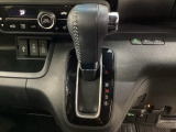 CVT車のセレクトレバーです。低速から高速まで、変速ショックのないスムーズな走りを実現するとともに、エンジン効率のよい領域を維持することで燃費にも貢献します。