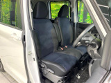 運転席まわりには十分なスペースがあり、大柄な方でもゆったり運転していただける環境です。