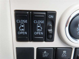 パワースライドドアを左右に装備しています。運転席のスイッチで開閉の操作が出来ます。