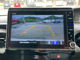 バックモニター装備。画面にて後方の確認が行えるので、バック駐車や車庫入れの際には重宝します。車の運転に慣れない方でも安心のガイドライン表示機能付。