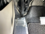 パーキングブレーキはフット式なので運転席と助手席の間はすっきり、移動も楽々です。さっと手が届く位置にATセレクトレバーやエアコンスイッチなどがあり操作性に優れています