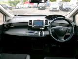 大きなフロントガラスで広々とした視界の運転席まわりです。