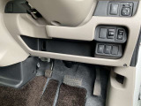 駐車ブレーキは足踏み式です