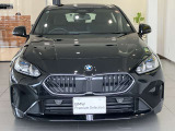 【BMWの伝統-1】BMWの特徴的な&ldquo;キドニーグリル&rdquo;は、80年以上続く伝統の形でございます。変わらないこだわりのデザインが、プレミアムブランド&ldquo;BMW&rdquo;を創り出します。