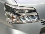 【LEDヘッドライト】悪天候や夜間走行時も良好な視界を確保し安心して運転できる高輝度LEDヘッドライトを装備!点灯速度が早く、消費電力も抑えられています。