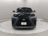 エクステリアは、一目でLEXUSとわかるスピンドルグリルを起点に、人が乗るキャビンの前後を大胆に絞り込んだ菱形のボディと力強く張り出したホイールフレアを融合させ、タイヤの存在を強調しています。