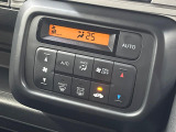 【オートエアコン】一度お好みの温度に設定すれば、車内の温度を検知し風量や温度を自動で調整。暑い&hellip;寒い&hellip;と何度もスイッチ操作をする必要はありません。快適な車内空間には必須の機能ですね♪