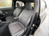 運転席足元は広々しています。ドアも大きく開口するので、乗り降りがしやすいです☆☆