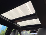 【大型サンルーフ】車内の解放感が一気に上がる大型のパノラマルーフ!季節を問わず開放的で快適なドライブをお楽しみいただけます。流通量も少なく希少価値の高い人気の装備です♪