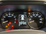 様々な車両情報を表示できるTFTマルチインフォメーションディスプレイを中央に配した視認性の高い大型2眼メーターです