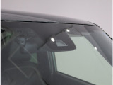 ホンダセンシング機能を支えているフロントカメラ(ドライブレコーダーではございません)!道路状況等を検知してドライバーの安全運転をサポート!※能力には限界があります